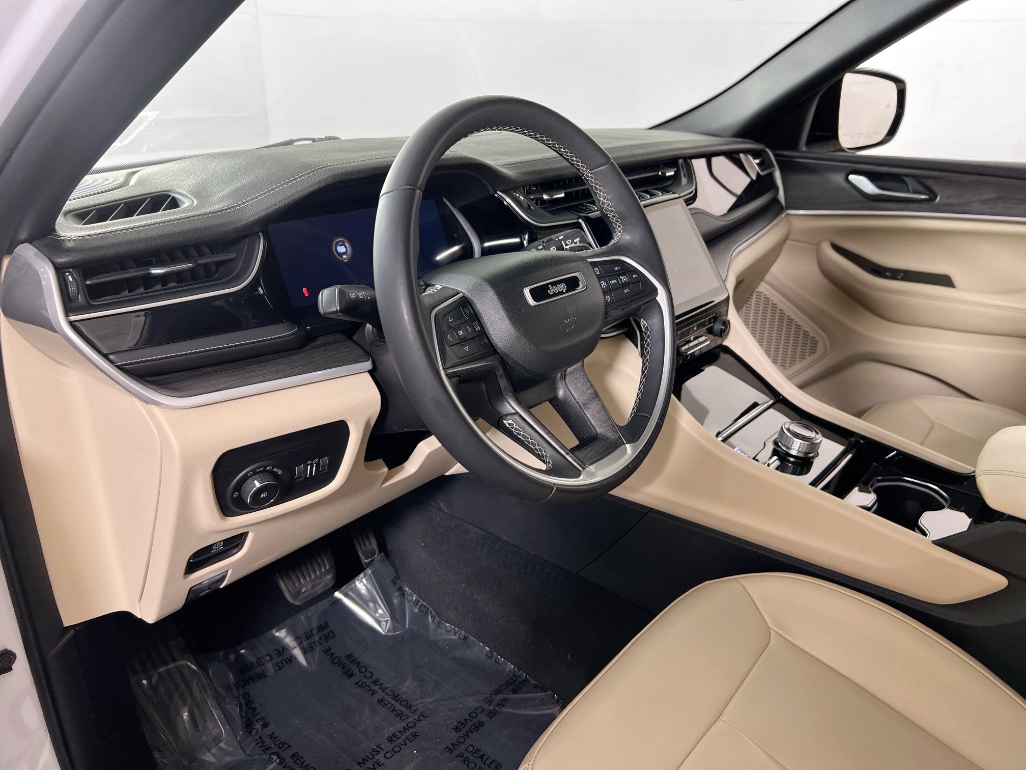 Used 2023 Jeep Grand Cherokee Limited AWD/4WD image 9