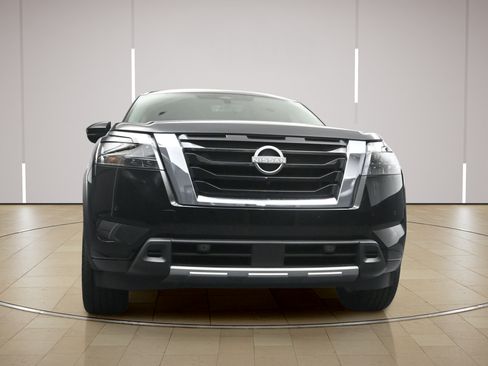 Certified 2025 Nissan Pathfinder Platinum w/ Cargo Package FWD image 26