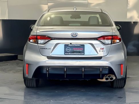 Used 2025 Toyota Corolla SE w/ SE Premium Package FWD image 4
