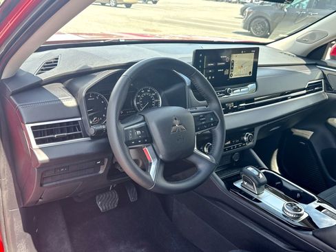 Used 2025 Mitsubishi Outlander SE image 17