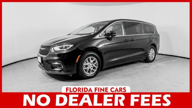 Used 2024 Chrysler Pacifica Touring-L FWD image 1