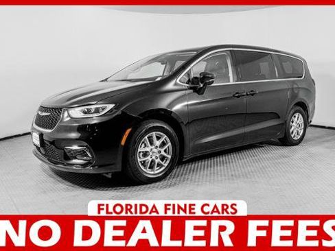 Used 2024 Chrysler Pacifica Touring-L FWD image 1