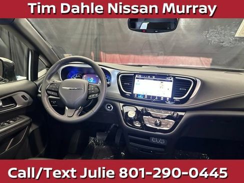 Used 2024 Chrysler Pacifica Limited FWD image 20