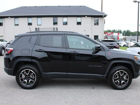 Used 2025 Jeep Compass Trailhawk AWD/4WD image 6