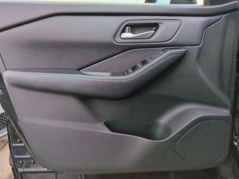 Used 2024 Nissan Rogue SV FWD image 9