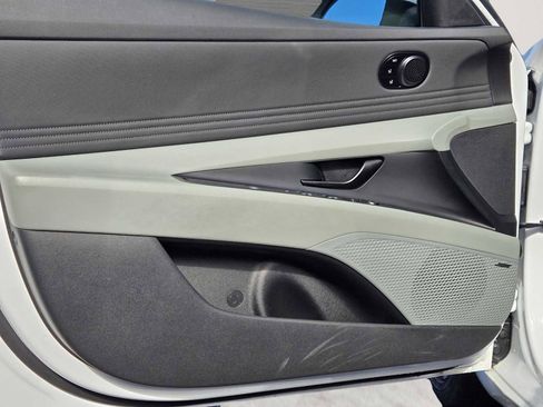 Used 2025 Hyundai Elantra Limited image 17