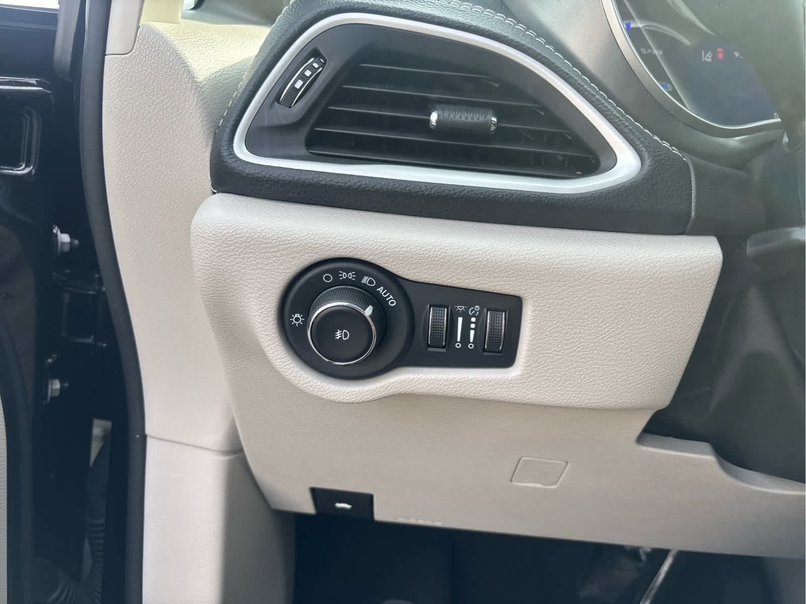 Used 2023 Chrysler Pacifica Touring-L FWD image 28