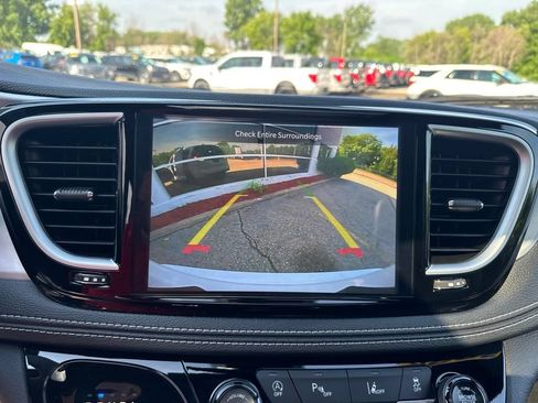Used 2026 Chrysler Pacifica Limited FWD image 16