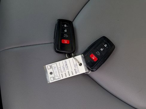 Used 2023 Toyota Highlander XLE image 64