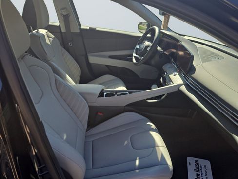 Certified 2025 Hyundai Elantra Limited FWD image 18