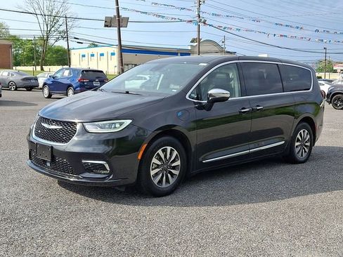 Used 2023 Chrysler Pacifica Limited FWD image 3