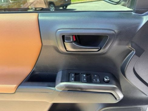 Used 2018 Toyota Tacoma SR5 RWD image 13