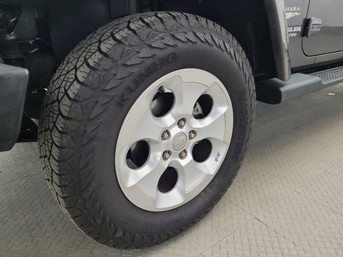 Used 2014 Jeep Wrangler Unlimited Sahara w/ Dual Top Group AWD/4WD image 31