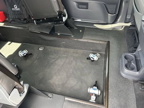 Used 2023 Toyota Sienna XLE FWD image 14