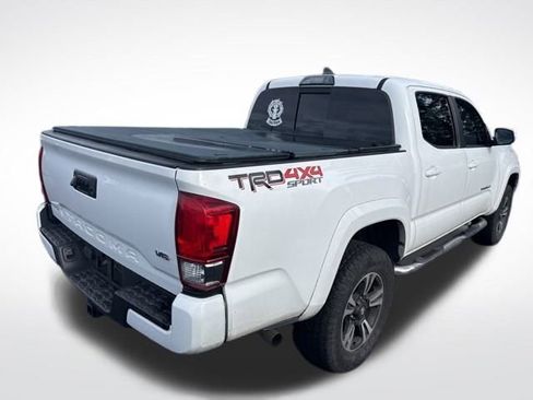 Used 2017 Toyota Tacoma TRD Sport w/ Tow Package (A/T) image 5