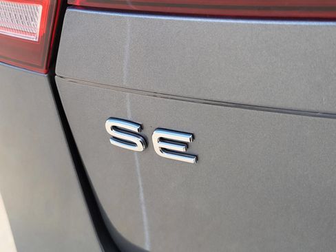 Used 2024 Volkswagen Tiguan SE FWD image 11