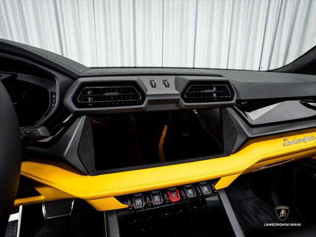 Used 2025 Lamborghini Urus SE AWD/4WD image 25