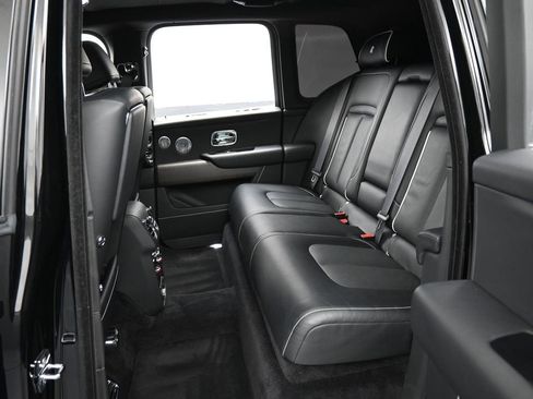 Used 2023 Rolls-Royce Cullinan w/ Technology Package image 27