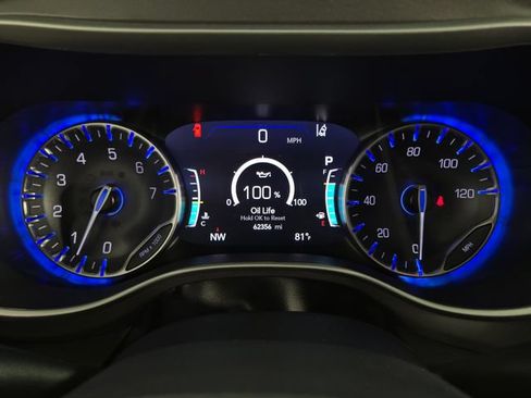 Used 2023 Chrysler Pacifica Touring-L FWD image 20