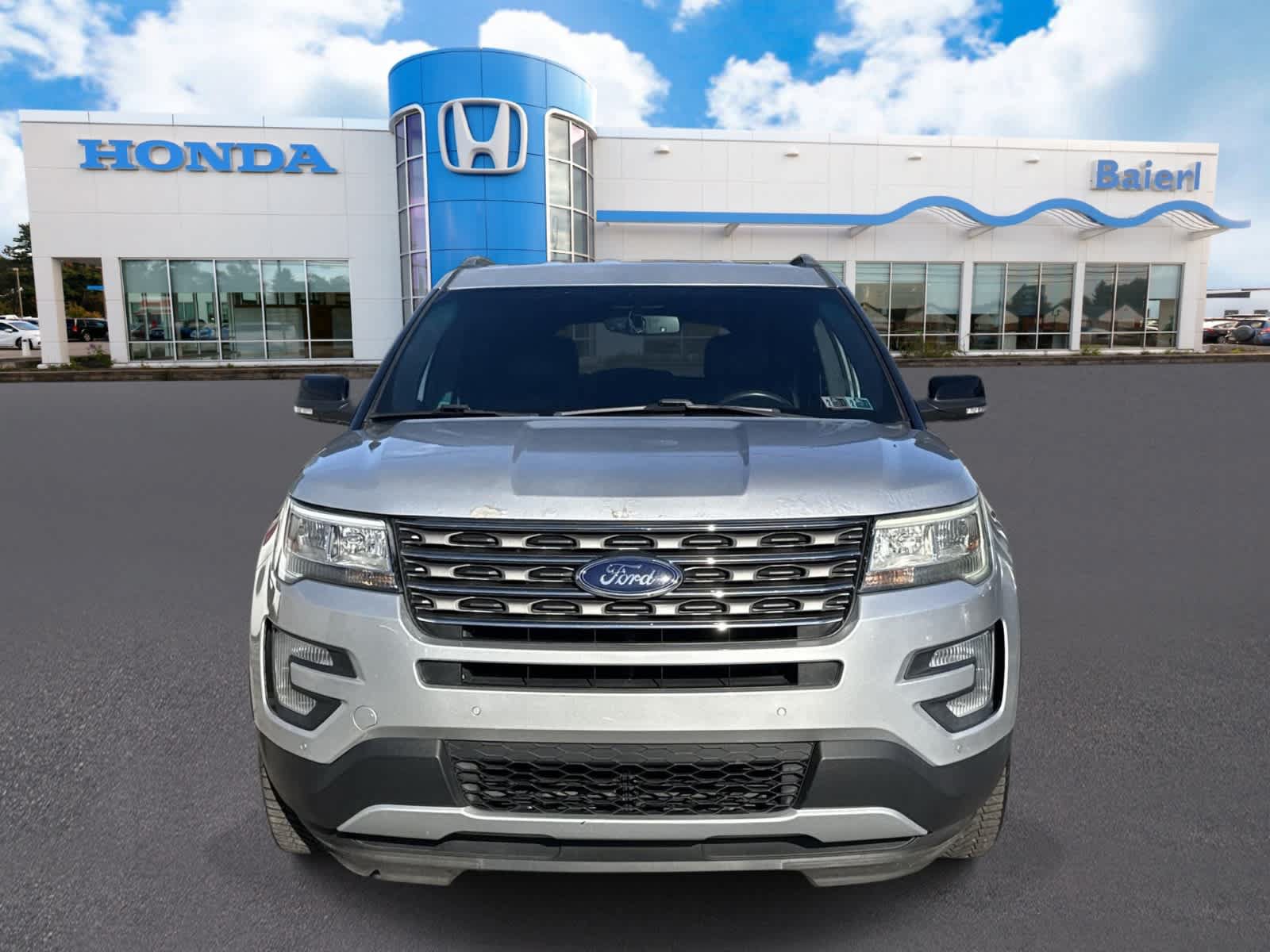 Used 2017 Ford Explorer XLT w/ Equipment Group 202A AWD/4WD image 8