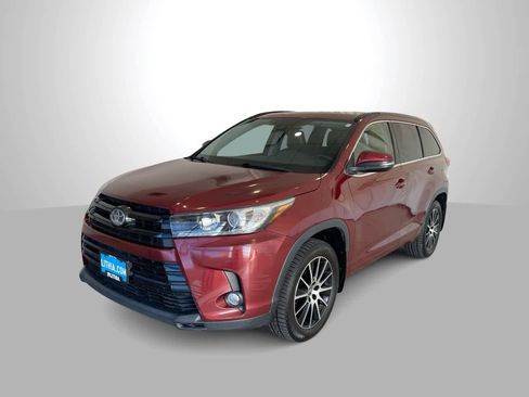 Used 2018 Toyota Highlander SE image 1