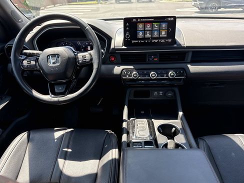 Used 2025 Honda Pilot Black Edition image 2