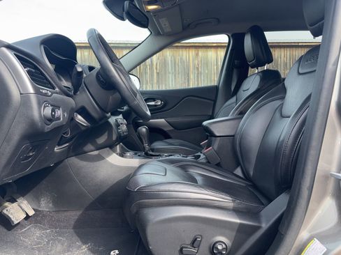 Used 2019 Jeep Cherokee Limited image 12