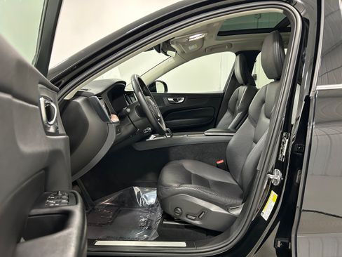 Used 2023 Volvo XC60 B5 Plus AWD/4WD image 4
