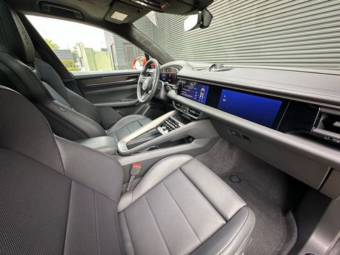 Certified 2025 Porsche Macan Turbo Electric AWD/4WD image 43