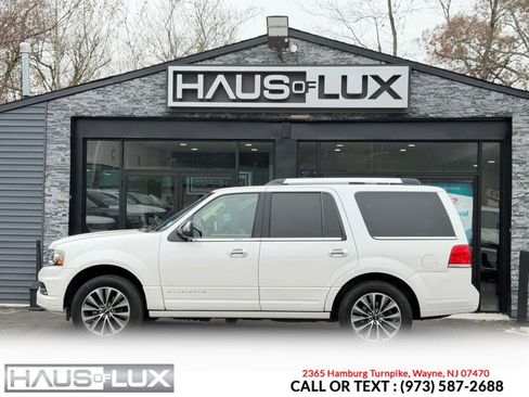 Used 2017 Lincoln Navigator Select image 10