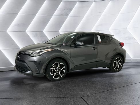 Used 2020 Toyota C-HR XLE FWD image 3