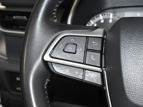 Used 2025 Toyota Highlander XLE FWD image 13
