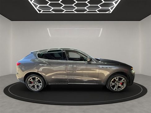 Used 2017 Maserati Levante w/ Luxury Package image 7