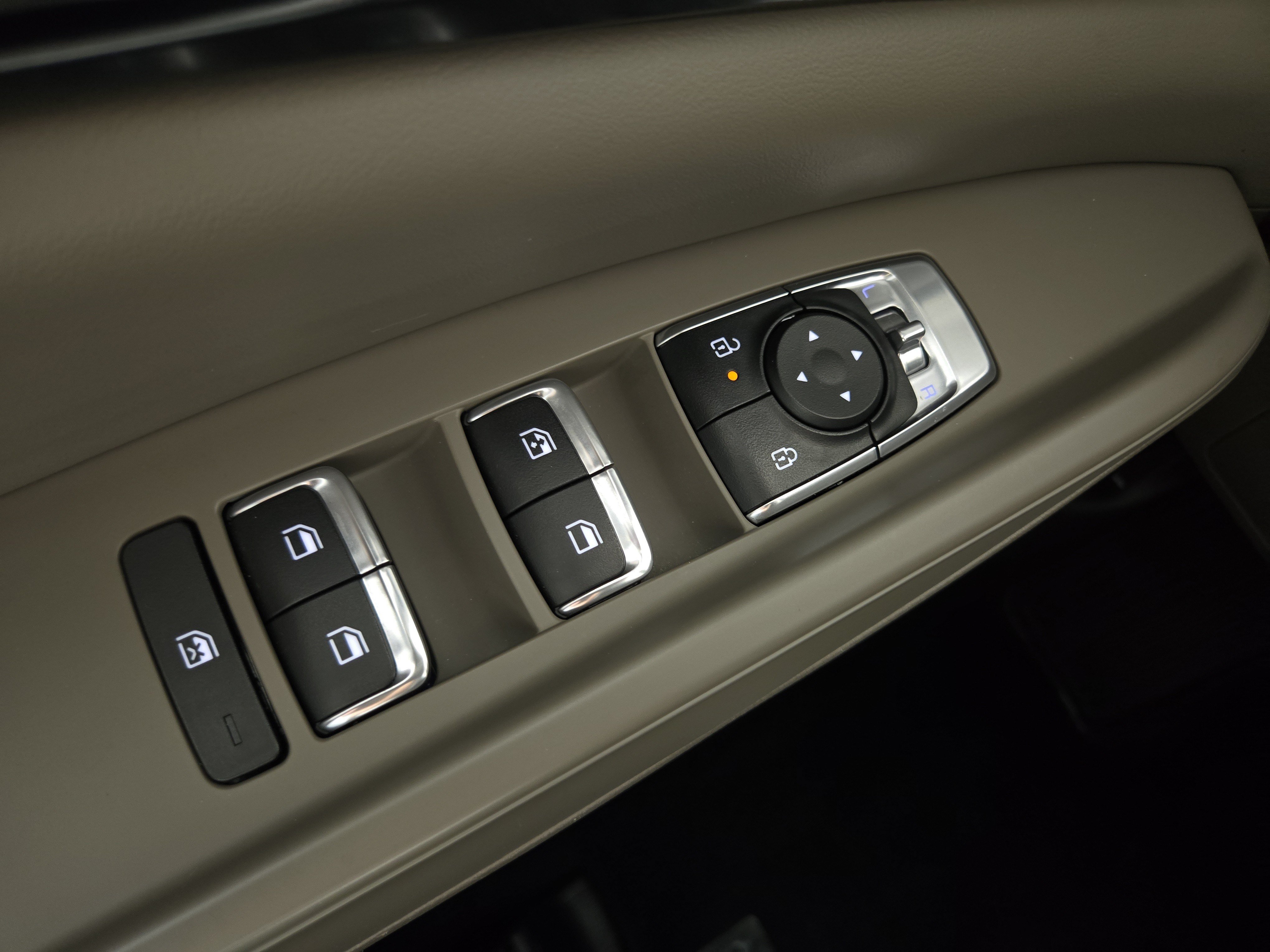 Used 2025 Kia Carnival FWD image 27