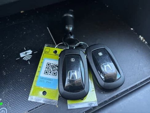 Used 2025 Honda Pilot Touring image 25