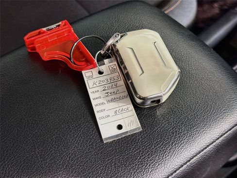 Used 2024 Jeep Wrangler Unlimited AWD/4WD image 9