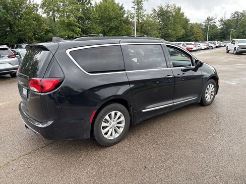 Used 2017 Chrysler Pacifica Touring-L FWD image 23