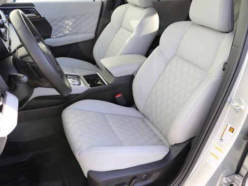 Used 2023 Mitsubishi Outlander SEL image 3