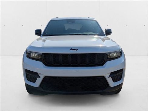 New 2025 Jeep Grand Cherokee Altitude image 6