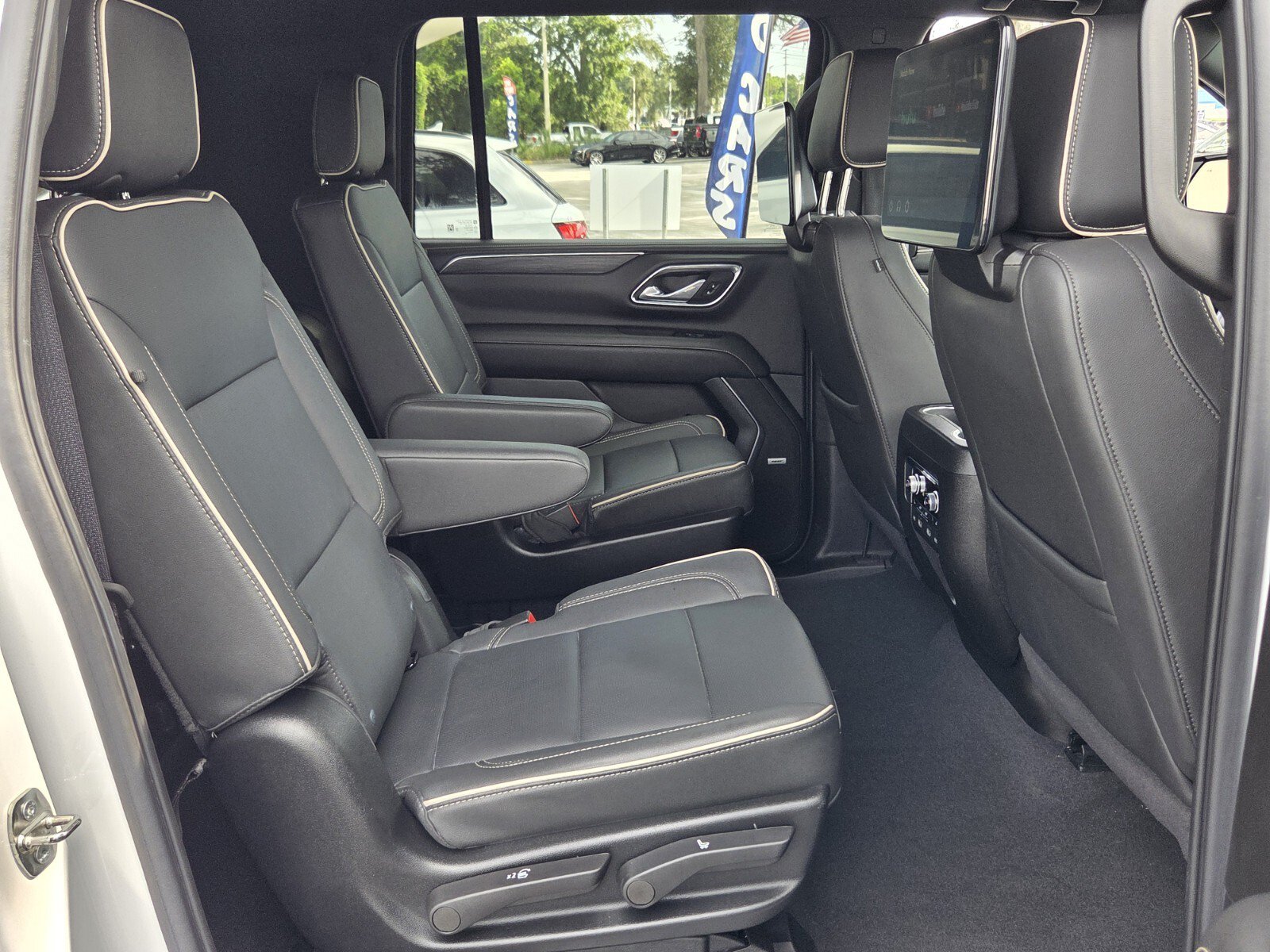 Used 2024 GMC Yukon XL SLT w/ SLT Luxury Package AWD/4WD image 17