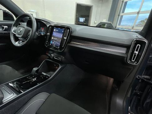 Used 2022 Volvo XC40 P8 Recharge Plus image 28
