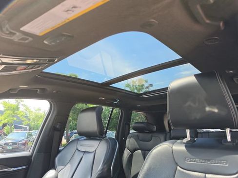 Used 2022 Jeep Grand Cherokee Overland w/ Luxury Tech Group IV AWD/4WD image 18