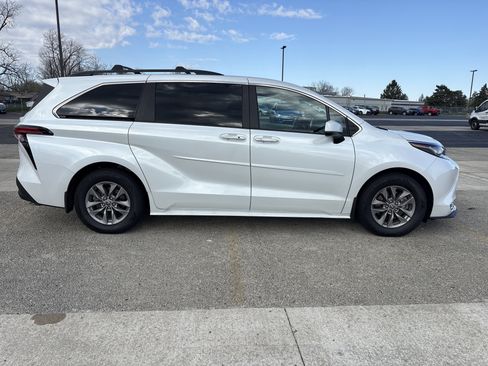 Used 2022 Toyota Sienna XLE image 3