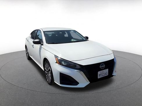 Used 2025 Nissan Altima 2.5 SV FWD image 3