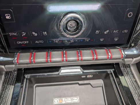 Certified 2025 GMC Yukon AT4 Ultimate AWD/4WD image 34