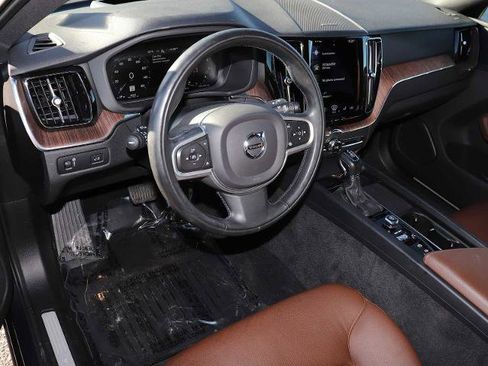 Used 2021 Volvo XC60 T5 Momentum w/ Advanced Package image 2