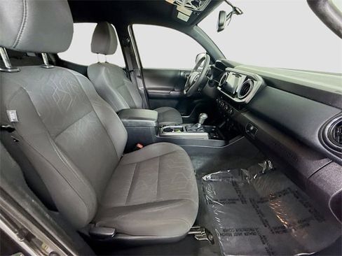 Certified 2017 Toyota Tacoma TRD Off-Road image 26