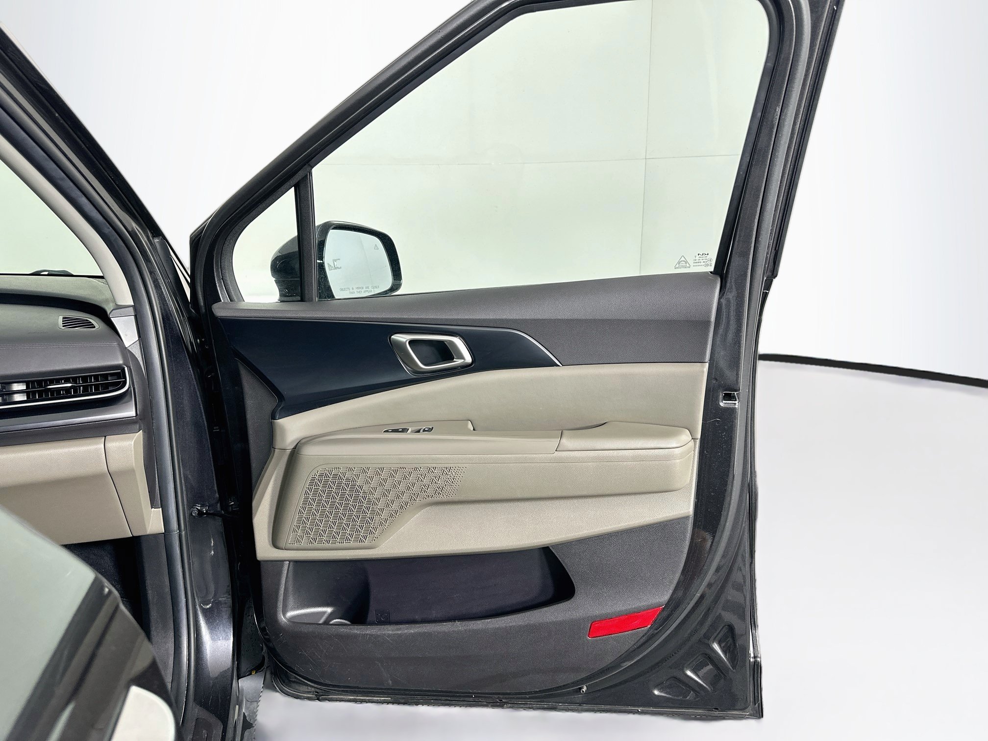 Used 2025 Kia Carnival FWD image 34