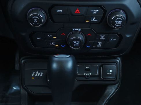 Used 2023 Jeep Renegade Latitude AWD/4WD image 13