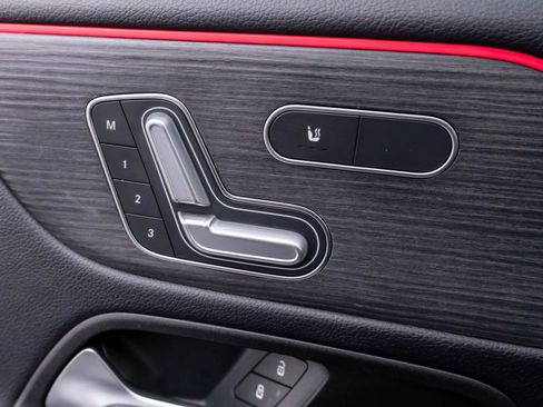 Used 2023 Mercedes-Benz GLB 250 4MATIC w/ Premium Package image 32